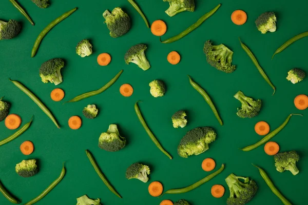 Colorful Pattern Broccoli Carrots Green Beans Green Background Top View — Stock Photo, Image