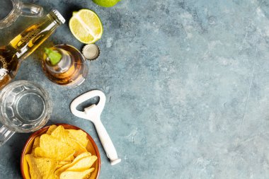 Cips ve bira mavi arka plan, düz üzerinde yatıyordu