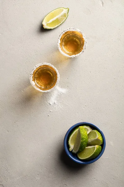 Tequila dorée à la chaux et au sel, pose plate — Photo