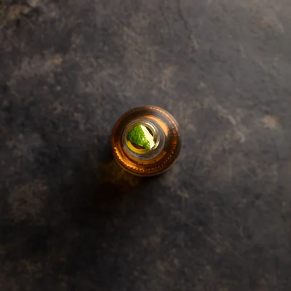 Láhev piva s limetkou, ploché rozložení — Stock fotografie