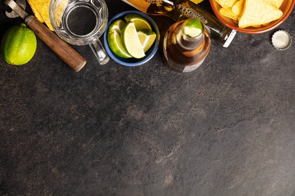 Nachos y cerveza sobre fondo oscuro, planas — Foto de Stock