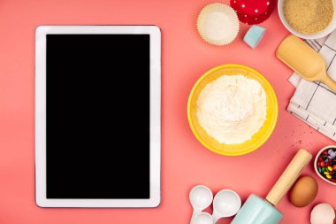 Pişirme arkaplan çerçevesi. Malzemeler, yemek pişirmek için mutfak malzemeleri ve boş tablet. Mutfak aletleri, un, yumurta, şeker. Metin alanı, üst görünüm