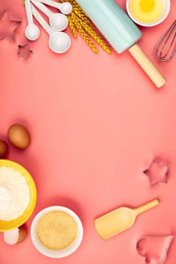 Pişirme ya da pişirme arka plan çerçevesi. Malzemeler, pişirmek için mutfak malzemeleri. Mutfak aletleri, un, yumurta, şeker. Metin alanı, üst görünüm.