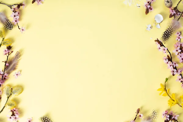 Пасхальные Праздники Плоская Кладка Нежных Весенних Цветков Вишни Ветвях Перья — стоковое фото