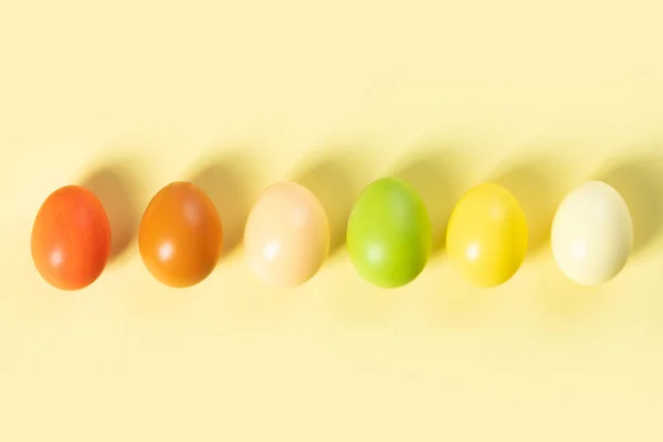 Huevos Tradicionales Pintados Para Vacaciones Pascua Sobre Fondo Amarillo Claro — Foto de Stock