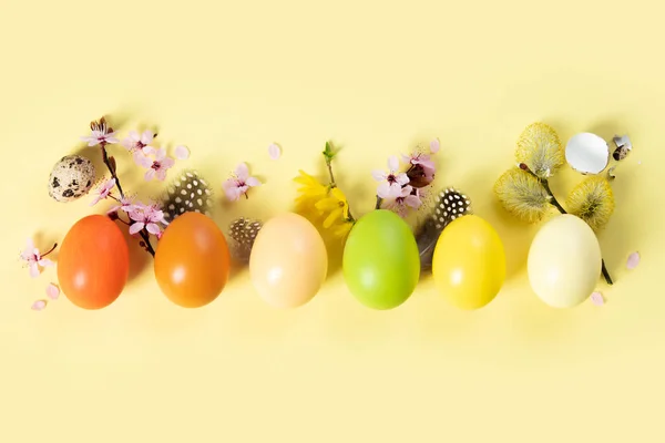 Huevos Tradicionales Pintados Para Vacaciones Pascua Flores Primavera Plumas Sobre — Foto de Stock