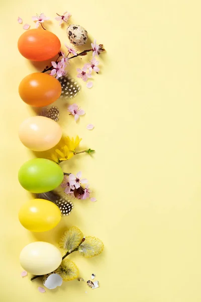 Huevos Tradicionales Pintados Para Vacaciones Pascua Flores Primavera Plumas Sobre — Foto de Stock