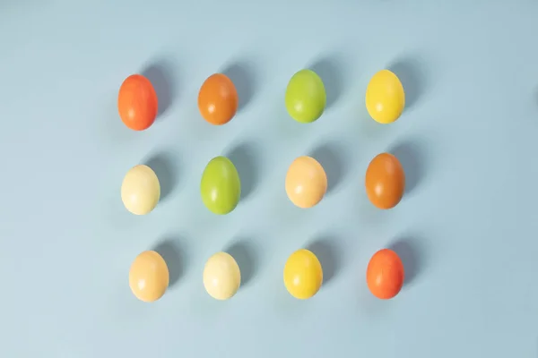 Huevos Tradicionales Pintados Para Vacaciones Pascua Sobre Fondo Azul Claro — Foto de Stock