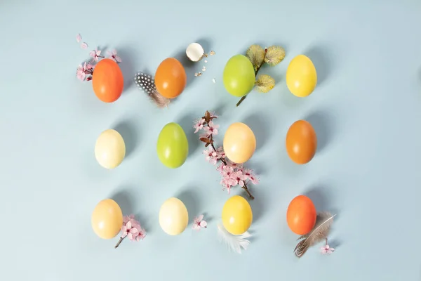 Huevos Tradicionales Pintados Para Vacaciones Pascua Flores Primavera Plumas Sobre — Foto de Stock