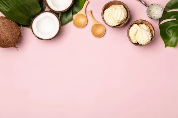 창조적 코코넛 아이스크림과 배경의 식물이 있었다 — 스톡 사진