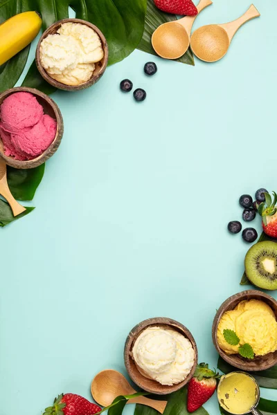 Tropiska frukter och växter med mängd glass i kokosnötskal — Stockfoto