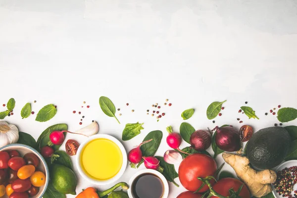 Beyaz Taş Zemin Üzerinde Zeytinyağı Sirke Sebze Baharatlar Salata Yapmak — Stok fotoğraf