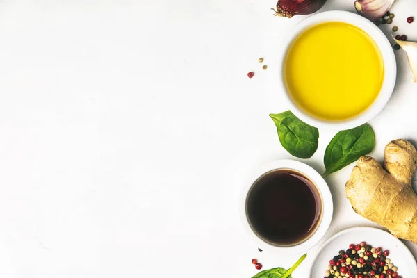 白を背景に食材を調理 オリーブオイル ハーブやスパイス ビーガンフード ベジタリアンや健康的な料理のコンセプト トップ表示 — ストック写真