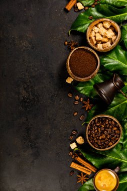 rustik koyu arka plan üzerinde kahve kompozisyon