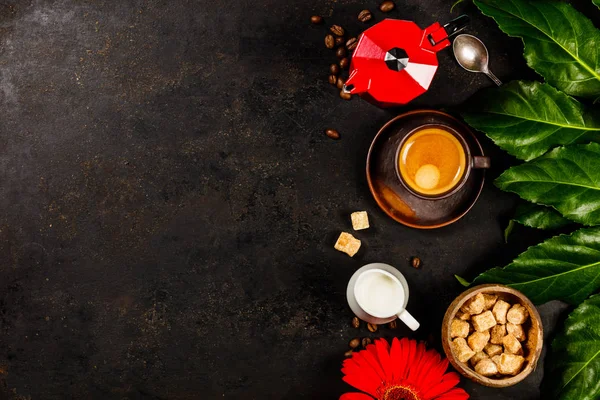 Composición del café sobre fondo rústico oscuro — Foto de Stock