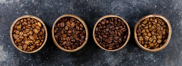 Vier verschiedene Sorten Kaffeebohnen, flache Lage, Draufsicht — Stockfoto
