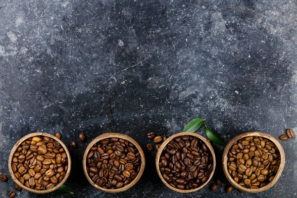 Cuatro variedades diferentes de granos de café —  Fotos de Stock