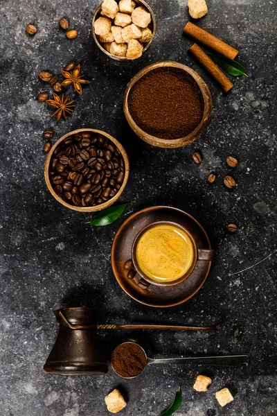 Creativo piso con café molido, granos de café, azúcar morena y espresso — Foto de Stock