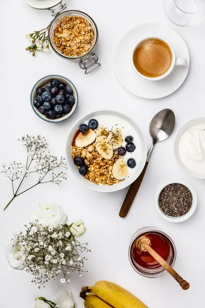 Desayuno saludable con granola, yogur, café, frutas y chía — Foto de Stock