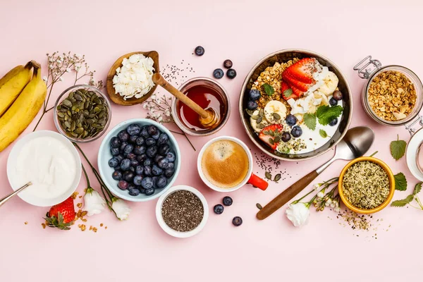 Frisk frokost med kaffe og granola – stockfoto