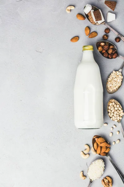 Vegan mjölk och ingredienser på rustika bakgrund, platt låg — Stockfoto