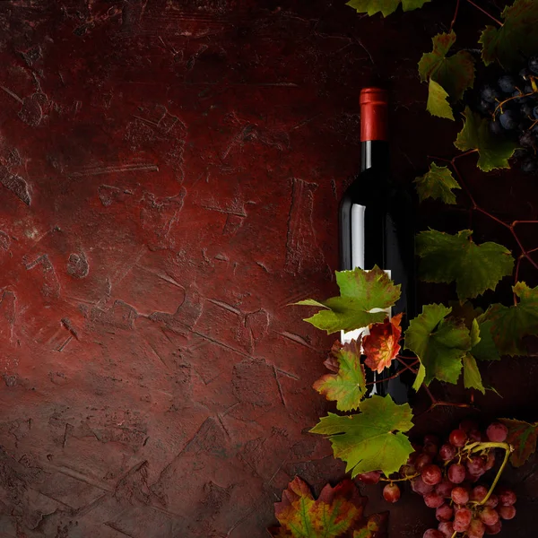 Weinkomposition auf rustikalem Hintergrund, flach liegend, Draufsicht — Stockfoto