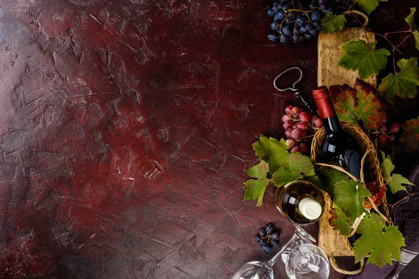 Composição do vinho no fundo rústico, flat lay, vista superior — Fotografia de Stock