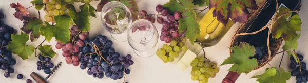 Κρασί σύνθεση σε ρουστίκ φόντο, επίπεδη lay, κορυφαία προβολή — Φωτογραφία Αρχείου