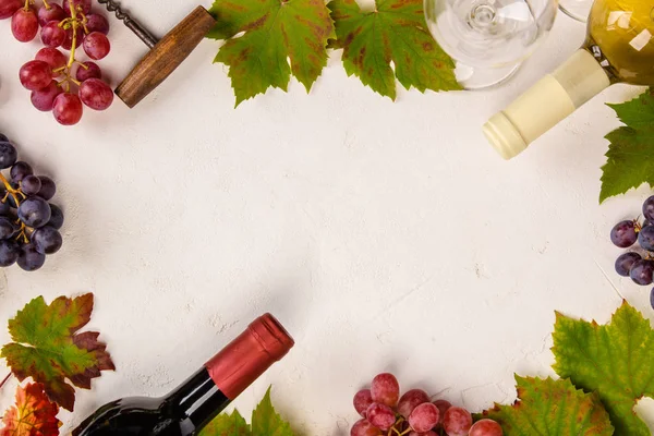 Weinkomposition auf rustikalem Hintergrund, flach liegend, Draufsicht — Stockfoto