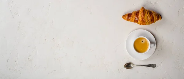 Coffee and croissant, flat lay, top view — Stock Photo, Image