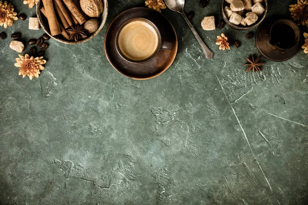 Kaffee, Blumen und Gewürze auf altem grünen Hintergrund — Stockfoto