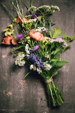 Antika arka plan, düz yatıyordu, en iyi görünümü üzerinde vahşi çiçek buketi