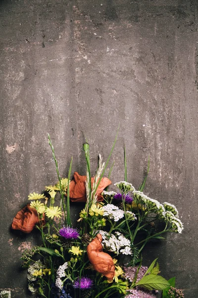 빈티지 배경, 평면 위치, 최고 보기에 야생 꽃 꽃다발 — 스톡 사진