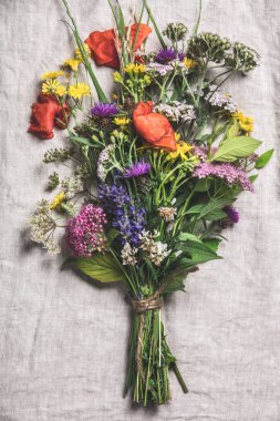 Vahşi çiçek buketi vintage keten zemin üzerine
