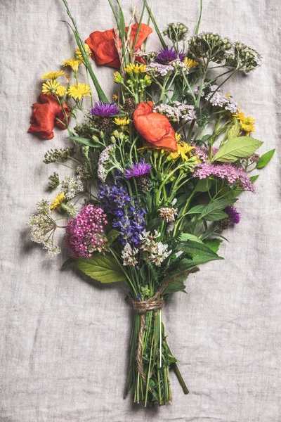 Vahşi çiçek buketi vintage keten zemin üzerine