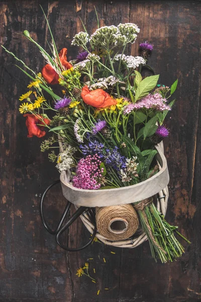 Ramo de flores silvestres en una cesta — Foto de Stock