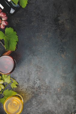 Koyu arka plan üzerinde şarap kompozisyon