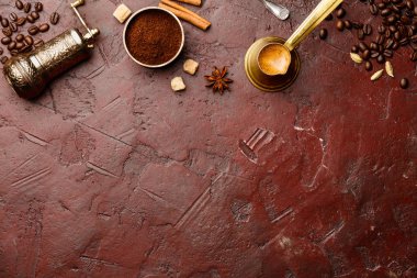 Vintage el ile kahve değirmeni ile kahve kompozisyon