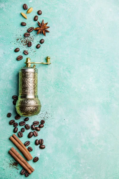 Kaffeekomposition mit manueller Kaffeemühle — Stockfoto