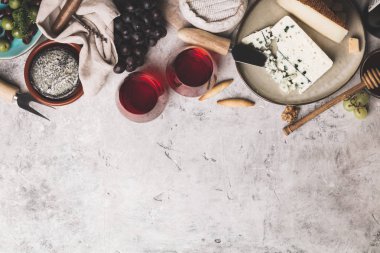 Kırmızı şarap ile charcuterie çeşitler üzerinde rustik beton backgrou