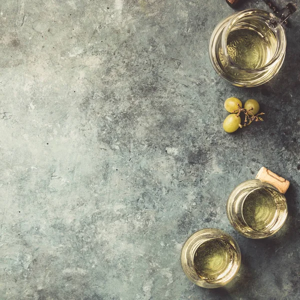 Verres de vin mousseux blanc sur fond rustique — Photo