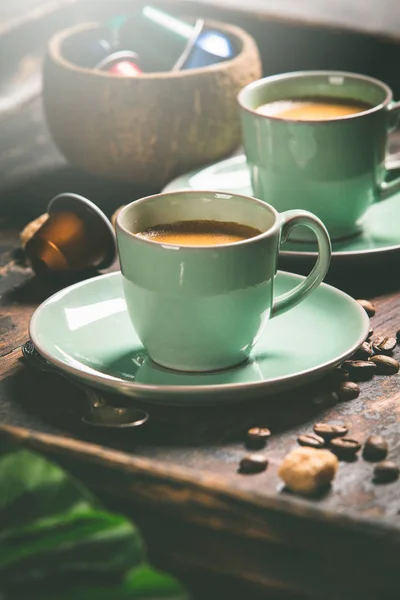 Tazas de café y cápsulas, de cerca — Foto de Stock
