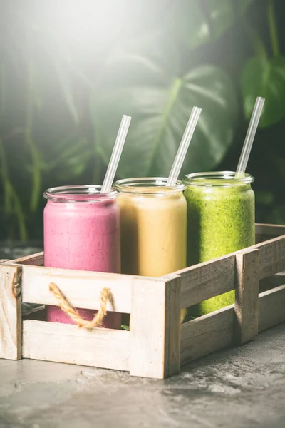 Frische Smoothies auf tropischem Hintergrund, Nahaufnahme — Stockfoto