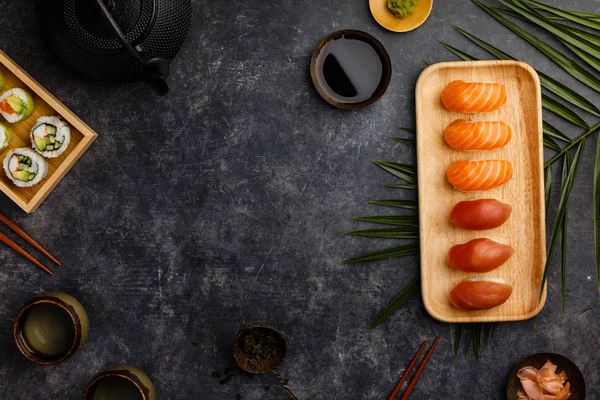 Нігірі суші набір з лососем і тунцем, подається на бамбуковій тарілці — стокове фото