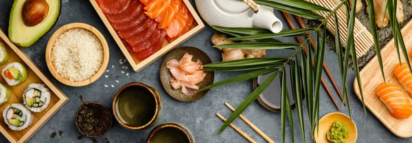 Boven schot van ingrediënten voor sushi op donkerblauwe achtergrond — Stockfoto