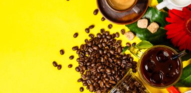 Sarı arka planda, düz yatıyordu, kahve çeşitli görünüm top