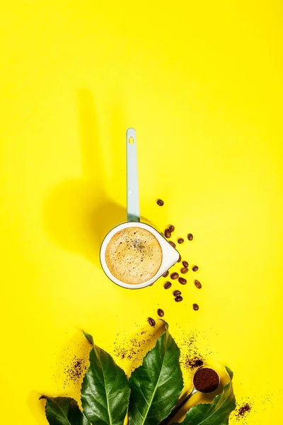 Kawa na żółtym tle, zobacz płaskie świeckich, top — Zdjęcie stockowe