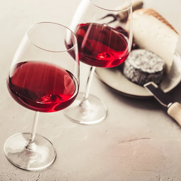 Rode wijn en kaas op concrete achtergrond, close-up — Stockfoto