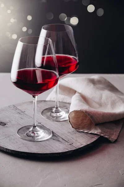 Vasos de vino tinto sobre fondo de hormigón, de cerca —  Fotos de Stock
