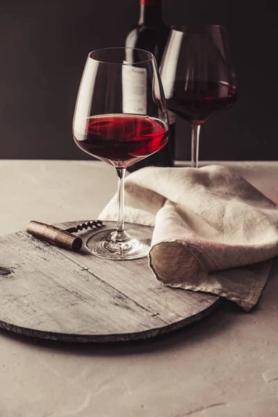 Verres de vin rouge sur fond béton, gros plan — Photo